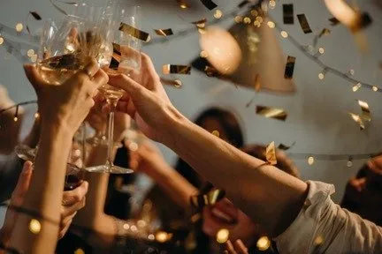 Amis qui trinquent lors d’une soirée festive