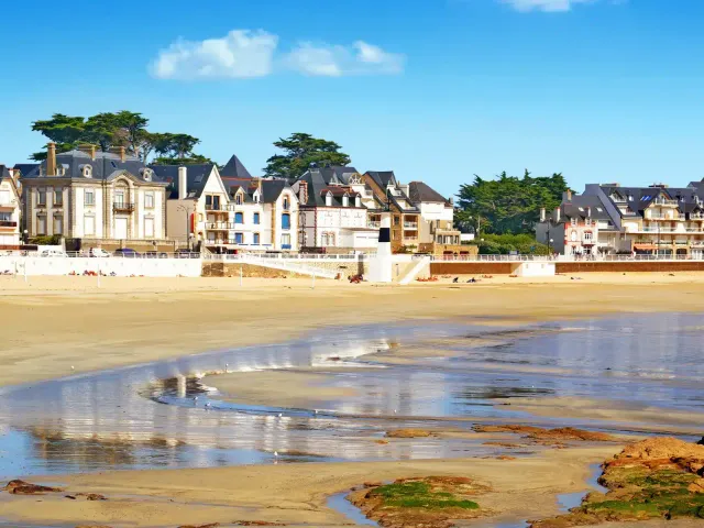 La Grande Plage de Quiberon et ses villas en bord de mer