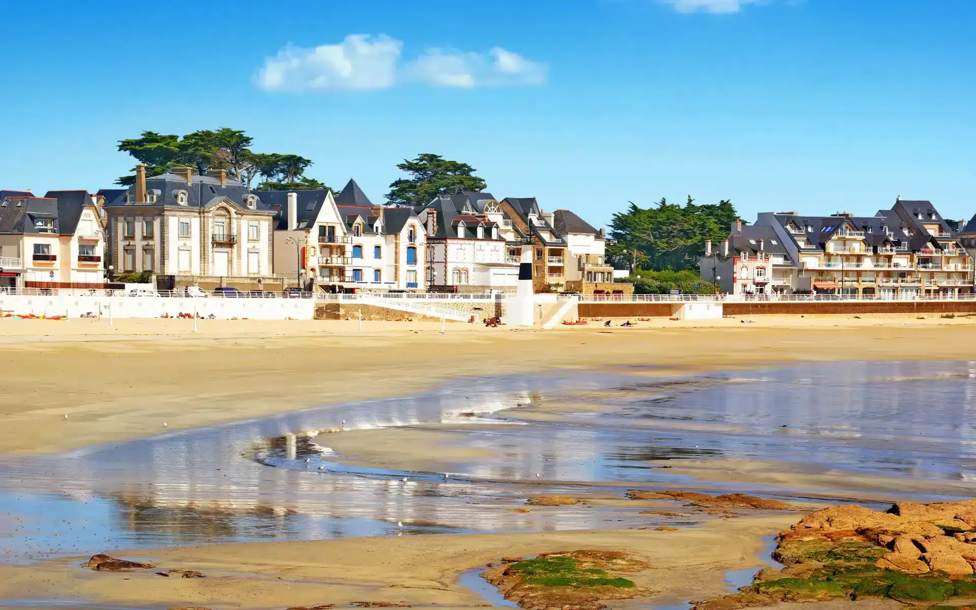 La Grande Plage de Quiberon et ses villas en bord de mer